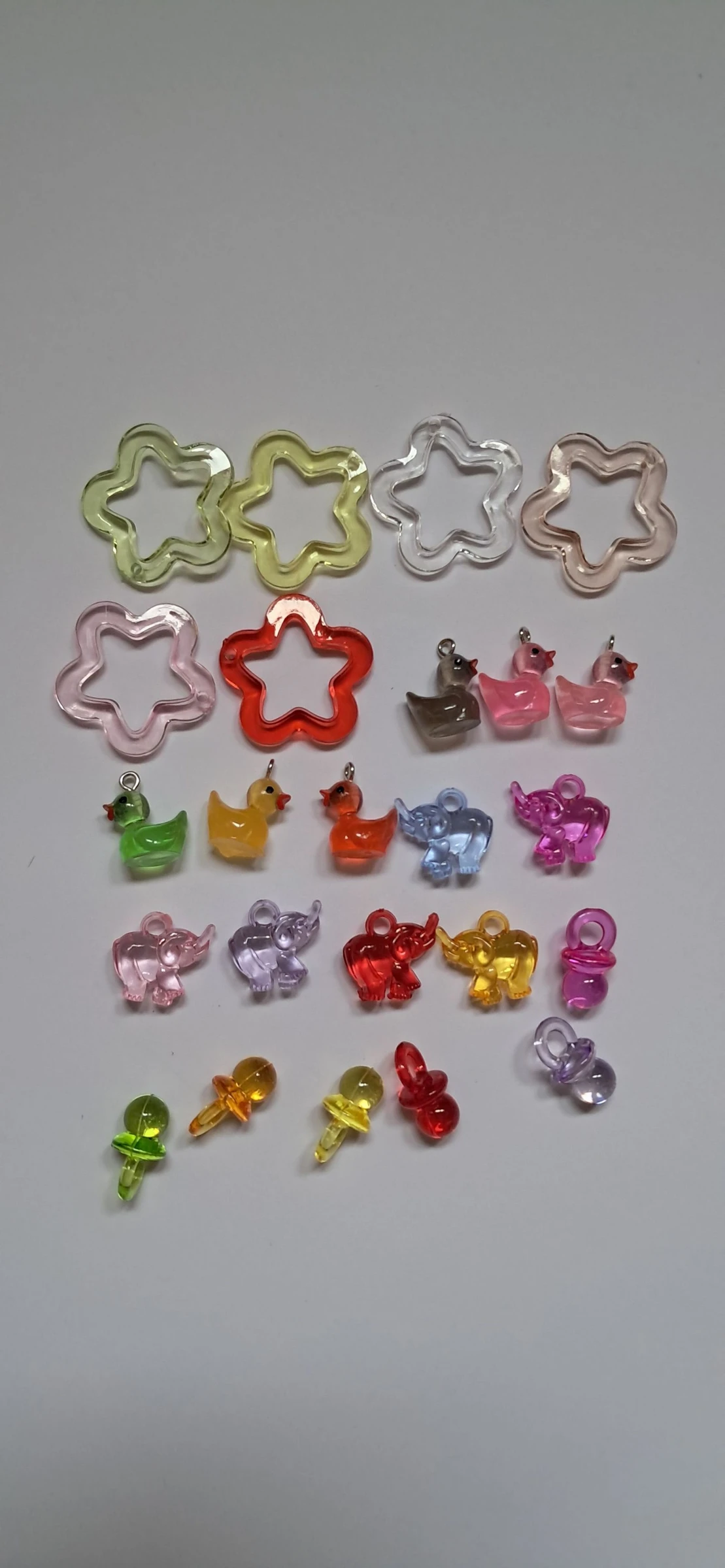 Lot perles et breloques acrylique multicolore  – photo 3